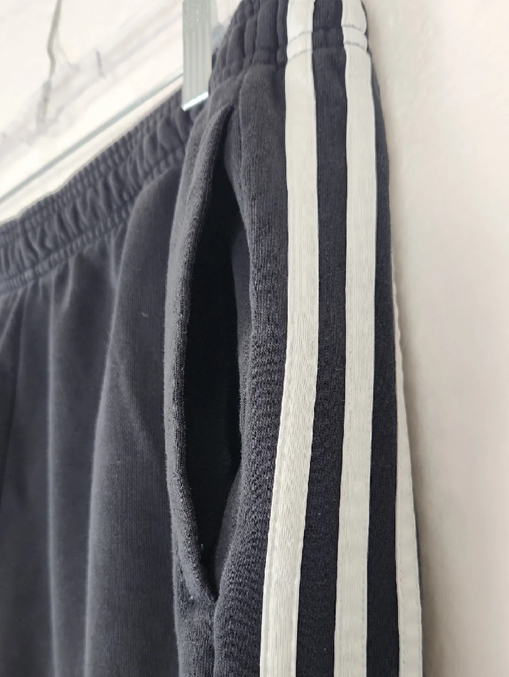 Adidas Sweatpants Men's XL‎ Black with White Stripes On The Side.
